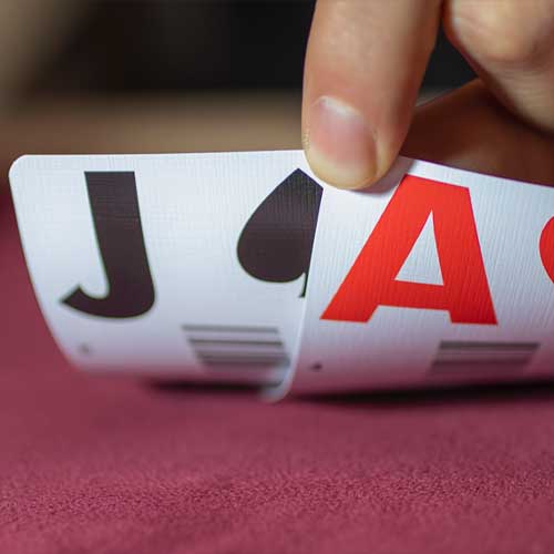 Kaarten op een Blackjack tafel bij een online casino in Nederland